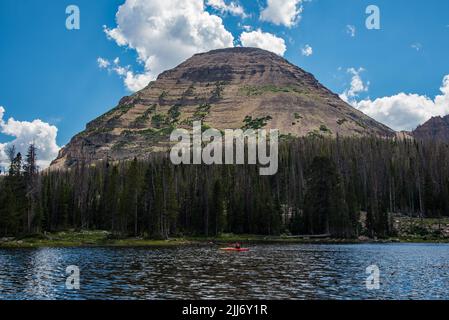 Red Kayak in Pass Lake, High Uinta Mountains de l'Utah, États-Unis. Mt. Baldy (plus de 11 000 pi d'altitude) fournit un arrière-plan spectaculaire, Banque D'Images