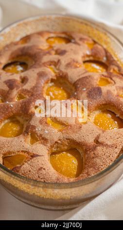 Tarte savoureuse à la pêche sur fond textile blanc Banque D'Images