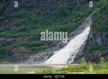 Le ruisseau Nugget tombe en cascade dans le lac Mendenhall près de Juneau en Alaska Banque D'Images