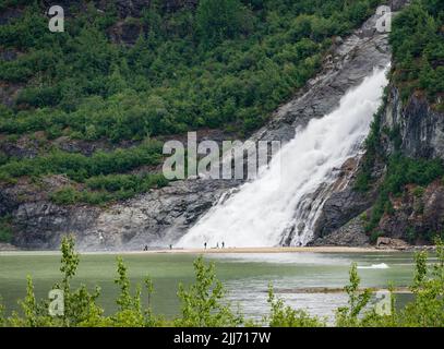 Le ruisseau Nugget tombe en cascade dans le lac Mendenhall près de Juneau en Alaska Banque D'Images