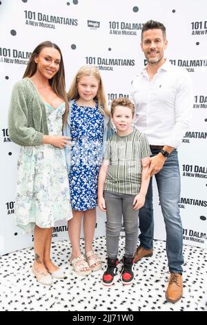 Londres, Royaume-Uni, le vendredi 22nd juillet 2022 Michelle Heaton et son mari Hugh Hanley, ainsi que sa fille et son fils, arrivent à la nuit de presse Dalits 101 au Regent's Park Open Air Theatre. Credit: DavidJensen / Empics Entertainment / Alamy Live News Banque D'Images