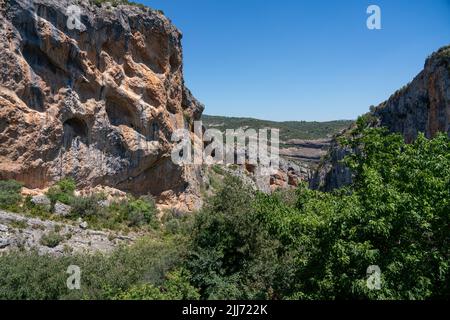 Village d'Alquezar en Espagne, une ancienne forteresse avec une église active construite au sommet d'un affleurement calcaire Banque D'Images