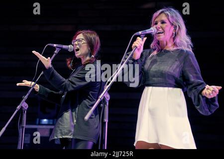 Daria Chigrakova et Marina Shalagayeva se sont performances sur scène lors d'un concert à Voronezh. Chizh & Co, l'un des meilleurs groupes rock russes depuis le début des années 1990, s'est produit sur la scène du Green Theatre à Voronezh. Banque D'Images