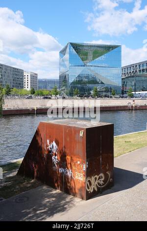 Berlin, Allemagne, 12 juillet 2022, vue sur la rivière Spree jusqu'au Cube de Berlin à la gare principale avec installation en acier au premier plan Banque D'Images