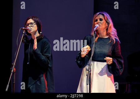 Daria Chigrakova et Marina Shalagayeva se sont performances sur scène lors d'un concert à Voronezh. Chizh & Co, l'un des meilleurs groupes rock russes depuis le début des années 1990, s'est produit sur la scène du Green Theatre à Voronezh. Banque D'Images