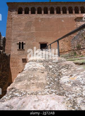 Village d'Alquezar en Espagne, une ancienne forteresse avec une église active construite au sommet d'un affleurement calcaire Banque D'Images