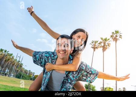 Amis souriant s'amuser en plein air en été. Banque D'Images