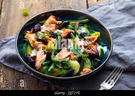 Pomme de terre, betteraves rôties, haricots verts et salade de saumon Banque D'Images