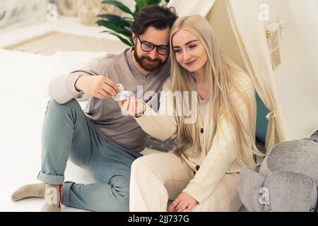 Deux amateurs caucasiens regardant le petit coeur dans une salle blanche - fermé photo de studio de haute qualité . Photo de haute qualité Banque D'Images