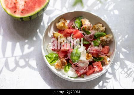 Salade d'été avec pastèque, buratta, basilic et oignons marinés Banque D'Images
