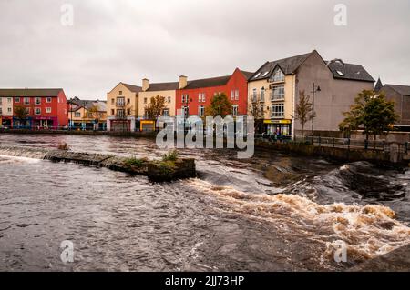 Rockwood Plaza sur le déversoir de la rivière Garavogue à Sligo, Irlande. Banque D'Images