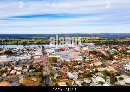 Taree ville rurale locale sur la rivière Manning en Nouvelle-Galles du Sud australienne - vue aérienne vers le pont Martin au-dessus des rues du centre-ville. Banque D'Images