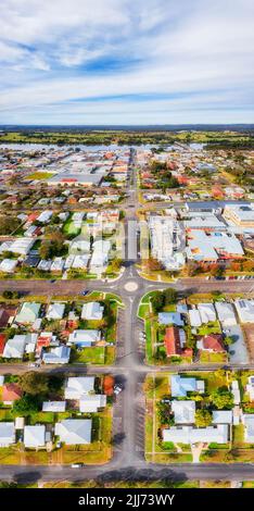 Rues et maisons résidentielles locales autour du centre-ville de Taree - aérien haut vers le ciel panorama vertical. Banque D'Images