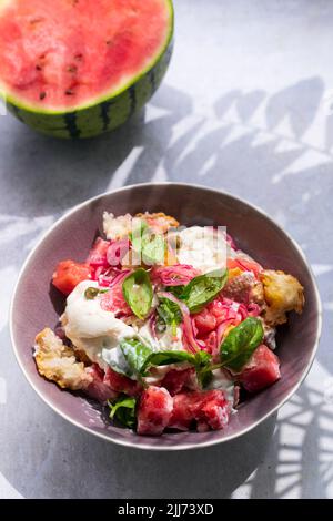 Salade d'été avec pastèque, buratta, basilic et oignons marinés Banque D'Images
