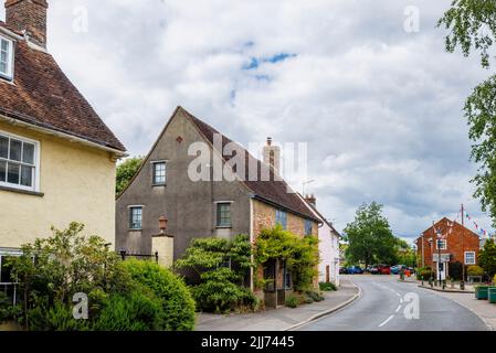 Scène de rue à Fordingbridge, un petit village dans la New Forest, Hampshire: Cottages en bord de route sans jardins à l'avant s'ouvrant directement sur la rue Banque D'Images