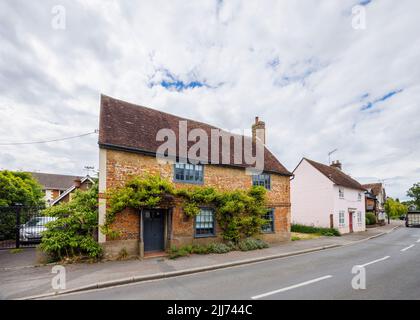 Scène de rue à Fordingbridge, un petit village dans la New Forest, Hampshire: Chalets en bord de route sans jardin devant s'ouvrant directement sur la rue Banque D'Images