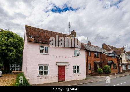 Un petit vieux cottage rose sans jardin devant s'ouvrant directement sur la rue de Fordingbridge, un petit village de la New Forest, Hampshire Banque D'Images