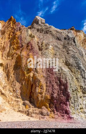 Alum Bay - lieu d'intérêt géologique en raison de ses roches de sable colorées sur l'île de Wight, Angleterre, Royaume-Uni Banque D'Images