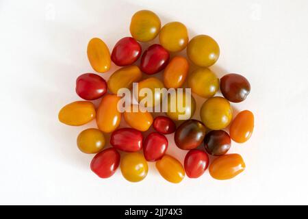 Gros plan d'un groupe de tomates cerises de différentes couleurs, jaune, vert, noir et rouge Banque D'Images