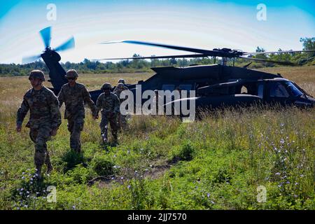 Les soldats de la Garde nationale du New Jersey et de l’Armée de Virginie qui soutiennent l’exercice de capacités d’entraînement au combat exportables (XCTC) de l’équipe de combat de la Brigade d’infanterie de 44th, se déchaussent d’un HÉLICOPTÈRE UH-60 (Blackhawk) après un vol d’humeur sur 23 juillet 2022 à fort Drum, New York. Plus de 2 500 soldats participent à l'entraînement, qui permet aux équipes de combat de brigade d'atteindre l'état de préparation de peloton qualifié nécessaire pour déployer, combattre et gagner. (É.-U. Photo de la Garde nationale de l'armée par le Sgt. Bruce Daddis) Banque D'Images