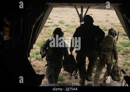 220716-M-RA094-1026 ZONE D'ENTRAÎNEMENT DU CORPS MARIN SOUFFLETS, Hawaï (16 juillet 2022) des soldats d'Austrailan écorcent un super étalon CH-53E affecté à l'Escadron d'hélicoptères lourds marins 462, Force opérationnelle aérienne marine 7, à l'appui de la Rim du Pacifique (RIMPAC) 2022, 16 juillet 2022. Vingt-six nations, 38 navires, trois sous-marins, plus de 170 avions et 25 000 membres du personnel participent au RIMPAC 2022 de 29 juin à août 4 dans les îles hawaïennes et dans le sud de la Californie. Le plus grand exercice maritime international au monde, RIMPAC 2022, offre une occasion unique de formation tout en étant un peu démené Banque D'Images