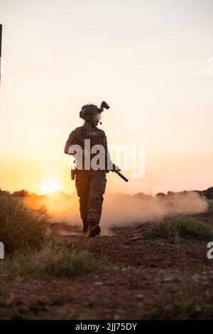 Un opérateur de compétences essentielles effectue des patrouilles aux côtés de techniciens d'élimination des munitions explosives avec le Commandement des opérations spéciales des Forces maritimes et le Commandement des opérations spéciales de la Force aérienne au cours d'un événement d'entraînement 24 juin 2022. L’amorce de la fin de journée teste tous les aspects des connaissances et de l’expertise d’un technicien qui lui sont nécessaires pour être le seul à fonctionner dans une équipe d’opérations spéciales maritimes dans des environnements austères, politiquement sensibles ou hostiles. Les techniciens chargés de la DOE affectés à MARSOC ont terminé le niveau 1 d'élimination des explosifs des forces des opérations spéciales maritimes, qui forme les techniciens chargés de la DOE de la flotte de la Force maritime Banque D'Images