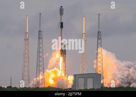 Une fusée Falcon 9 transportant 53 satellites à large bande Starlink de SpaceX est lancée à partir du complexe de lancement 40 à la station de la Force spatiale du Cap-Canaveral, en Floride, au 17 juillet 2022. Le Falcon 9 Block 5 a 109 lancements réussis avec 0 lancements échoués. (É.-U. Photo Space Force par Joshua Conti) Banque D'Images