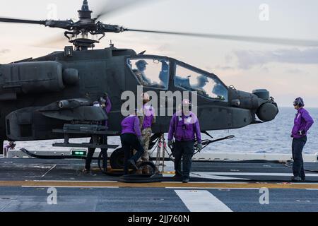 220715-A-JW340-1082 OCÉAN PACIFIQUE (15 juillet 2022) un hélicoptère Apache AH-64D, attaché à la Brigade de l'aviation de combat de 25th, complète l'entraînement de qualification à l'atterrissage en pont (DLQ) à bord du navire d'assaut amphibie de classe Wasp USS Essex (LHD 2) pendant la Rim of the Pacific (RIMPAC) 2022. Vingt-six nations, 38 navires, trois sous-marins, plus de 170 avions et 25 000 membres du personnel participent au RIMPAC de 29 juin au 4 août dans les îles hawaïennes et dans le sud de la Californie. Le plus grand exercice maritime international au monde, RIMPAC offre une occasion unique de formation tout en favorisant un Banque D'Images