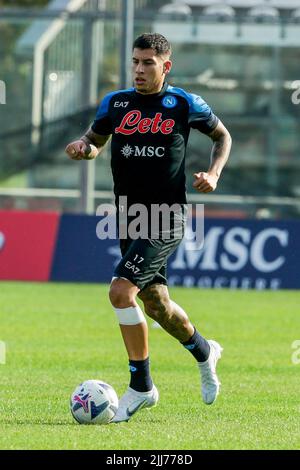 Le défenseur uruguayen de SSC Napoli, Mathias Olivera, contrôle le ballon pendant la première journée du camp d'entraînement pré-saison 2022-23 de ssc napoli à Castel di Sangro Banque D'Images