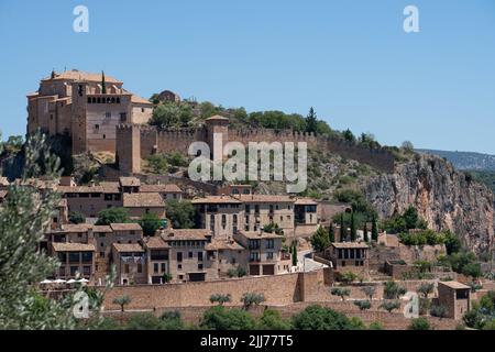 Village d'Alquezar en Espagne, une ancienne forteresse avec une église active construite au sommet d'un affleurement calcaire Banque D'Images