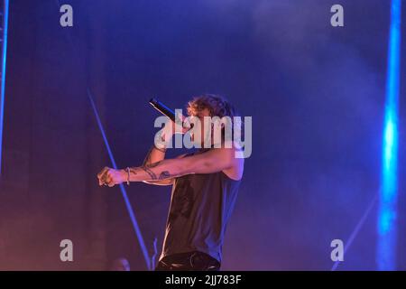 22 juillet 2022, Ortona, Chieti, Italie: Filippo Maria Fanti, alias Irama, lors de sa tournée en direct 2022 à Ortona (CH) - Italie (Credit image: © Elena Vizoca/Pacific Press via ZUMA Press Wire) Banque D'Images