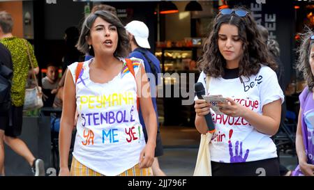 Izmir, Turquie. 23rd juillet 2022. Le retrait de la Turquie de la Convention d'Istanbul a été approuvé à l'unanimité par la Chambre du Conseil d'État sur l'19 juillet de 10th. L'Assemblée des femmes d'Izmir de la Confédération des syndicats de travailleurs publics a été protestée contre cette décision par des bannières et des slogans. (Photo par Idil Toffolo/Pacific Press) crédit: Pacific Press Media production Corp./Alay Live News Banque D'Images