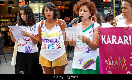 Izmir, Turquie. 23rd juillet 2022. Le retrait de la Turquie de la Convention d'Istanbul a été approuvé à l'unanimité par la Chambre du Conseil d'État sur l'19 juillet de 10th. L'Assemblée des femmes d'Izmir de la Confédération des syndicats de travailleurs publics a été protestée contre cette décision par des bannières et des slogans. (Photo par Idil Toffolo/Pacific Press) crédit: Pacific Press Media production Corp./Alay Live News Banque D'Images