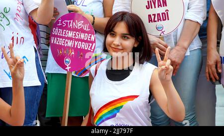 Izmir, Turquie. 23rd juillet 2022. Le retrait de la Turquie de la Convention d'Istanbul a été approuvé à l'unanimité par la Chambre du Conseil d'État sur l'19 juillet de 10th. L'Assemblée des femmes d'Izmir de la Confédération des syndicats de travailleurs publics a été protestée contre cette décision par des bannières et des slogans. (Photo par Idil Toffolo/Pacific Press) crédit: Pacific Press Media production Corp./Alay Live News Banque D'Images