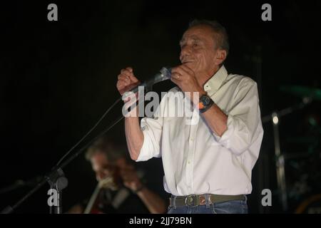 23 juillet 2022, Ascea, Salerne, Italie: Le chanteur-compositeur italien, parolier, écrivain, poète et ancien professeur italien Roberto Vecchioni présente "œL'Infinito Tourâ€", un grand spectacle de chansons, d'images et de monologues qui donnera au public une performance intense et passionnante. (Credit image: © Mariano Montella/Pacific Press via ZUMA Press Wire) Banque D'Images