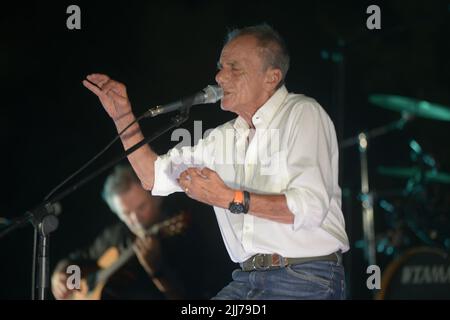 23 juillet 2022, Ascea, Salerne, Italie: Le chanteur-compositeur italien, parolier, écrivain, poète et ancien professeur italien Roberto Vecchioni présente "œL'Infinito Tourâ€", un grand spectacle de chansons, d'images et de monologues qui donnera au public une performance intense et passionnante. (Credit image: © Mariano Montella/Pacific Press via ZUMA Press Wire) Banque D'Images