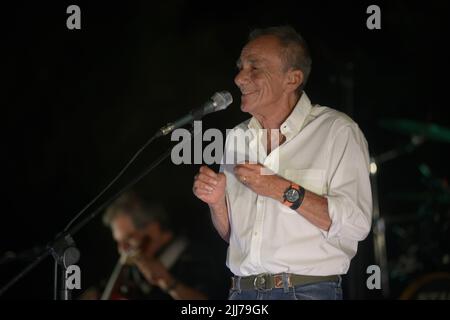 23 juillet 2022, Ascea, Salerne, Italie: Le chanteur-compositeur italien, parolier, écrivain, poète et ancien professeur italien Roberto Vecchioni présente "œL'Infinito Tourâ€", un grand spectacle de chansons, d'images et de monologues qui donnera au public une performance intense et passionnante. (Credit image: © Mariano Montella/Pacific Press via ZUMA Press Wire) Banque D'Images