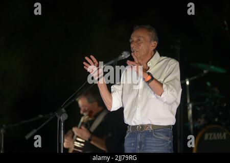 23 juillet 2022, Ascea, Salerne, Italie: Le chanteur-compositeur italien, parolier, écrivain, poète et ancien professeur italien Roberto Vecchioni présente "œL'Infinito Tourâ€", un grand spectacle de chansons, d'images et de monologues qui donnera au public une performance intense et passionnante. (Credit image: © Mariano Montella/Pacific Press via ZUMA Press Wire) Banque D'Images