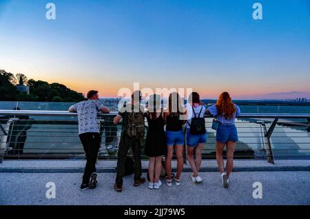 Kiev, Kiev, Ukraine. 23rd juillet 2022. 6 jeunes ukrainiens se réunissent pour profiter d'un beau coucher de soleil le 150th jour de l'invasion russe de l'Ukraine, sur le pont de verre à côté du Monument aux droits de Magdeburg, à Kiev. (Image de crédit : © Daniel Cing Shou-Yi/ZUMA Press Wire) Banque D'Images