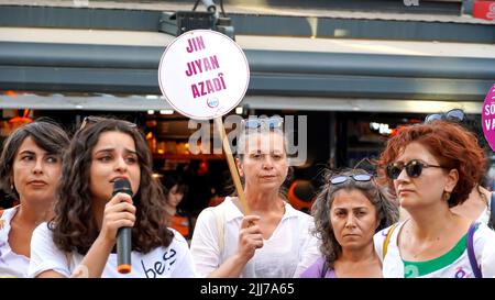 Izmir, Turquie, Turquie. 23rd juillet 2022. Le retrait de la Turquie de la Convention d'Istanbul a été approuvé à l'unanimité par la Chambre du Conseil d'État sur l'19 juillet de 10th. L'Assemblée des femmes d'Izmir de la Confédération des syndicats de travailleurs publics a été protestée contre cette décision par des bannières et des slogans. (Credit image: © Dil Toffolo/Pacific Press via ZUMA Press Wire) Banque D'Images