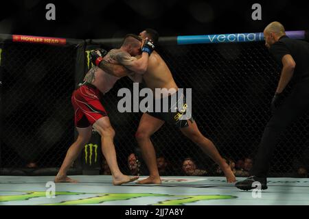 LONDRES, Royaume-Uni - JUILLET 23: (G-D) Nicolas Dalby combat Cláudio Silva dans leur combat de poids-lourd pendant la soirée de combat de l'UFC: Blaydes v Aspinall à l'Arena O2 sur 23 juillet 2022, à Greenwich, Londres, Royaume-Uni. (Photo de Scott Garfitt/PxImages) Banque D'Images