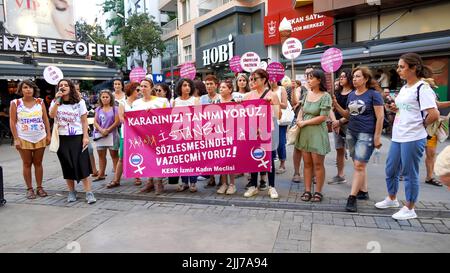 Izmir, Turquie, Turquie. 23rd juillet 2022. Le retrait de la Turquie de la Convention d'Istanbul a été approuvé à l'unanimité par la Chambre du Conseil d'État sur l'19 juillet de 10th. L'Assemblée des femmes d'Izmir de la Confédération des syndicats de travailleurs publics a été protestée contre cette décision par des bannières et des slogans. (Credit image: © Dil Toffolo/Pacific Press via ZUMA Press Wire) Banque D'Images