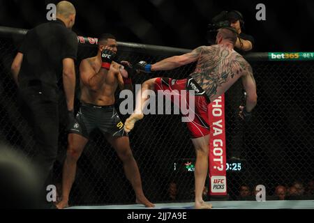 LONDRES, Royaume-Uni - JUILLET 23 : (R-L) Nicolas Dalby lance Cláudio Silva dans leur combat de poids-lourd pendant la soirée de combat de l'UFC : Blaydes v Aspinall à l'Arena O2 sur 23 juillet 2022, à Greenwich, Londres, Royaume-Uni. (Photo de Scott Garfitt/PxImages) Banque D'Images