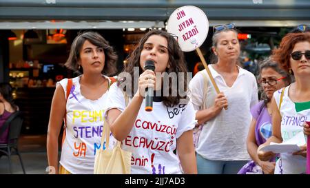 Izmir, Turquie, Turquie. 23rd juillet 2022. Le retrait de la Turquie de la Convention d'Istanbul a été approuvé à l'unanimité par la Chambre du Conseil d'État sur l'19 juillet de 10th. L'Assemblée des femmes d'Izmir de la Confédération des syndicats de travailleurs publics a été protestée contre cette décision par des bannières et des slogans. (Credit image: © Dil Toffolo/Pacific Press via ZUMA Press Wire) Banque D'Images