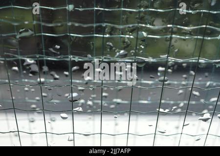 Gouttes d'eau sur la fenêtre d'un appartement après la pluie. Banque D'Images