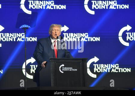 Tampa, Floride, États-Unis. 23rd juillet 2022. (NOUVEAU) l'ancien président américain Donald Trump assiste au sommet conservateur en Floride. 23 juillet 2022, Tampa, Floride, États-Unis: L'ancien président américain Donald Trump prononce un discours lors du Turning point USA Student action Summit 2022 qui a lieu en Floride. Le sommet a commencé vendredi (22) et se poursuit jusqu'au dimanche (24) avec environ 5 000 activistes des 50 États américains. Les plus grandes personnalités conservatrices sont également attendues au sommet. (Image de crédit : © Kyle Mazza/TheNEWS2 via ZUMA Press Wire) Banque D'Images