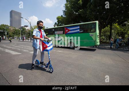 Mexico, CDMX, Mexique. 23rd juillet 2022. Le mouvement mexicain de solidarité avec Cuba, a organisé une marche qui a culminé devant l'ambassade des États-Unis, pour commémorer l'anniversaire du début de la révolution cubaine, qui a eu lieu sur 26 juillet 1953. Les participants ont demandé la fin du blocus économique contre l'île. (Credit image: © Cristian Leyva/ZUMA Press Wire) Banque D'Images