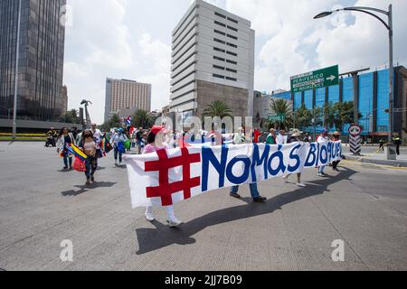 Mexico, CDMX, Mexique. 23rd juillet 2022. Le mouvement mexicain de solidarité avec Cuba, a organisé une marche qui a culminé devant l'ambassade des États-Unis, pour commémorer l'anniversaire du début de la révolution cubaine, qui a eu lieu sur 26 juillet 1953. Les participants ont demandé la fin du blocus économique contre l'île. (Credit image: © Cristian Leyva/ZUMA Press Wire) Banque D'Images