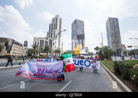 Mexico, CDMX, Mexique. 23rd juillet 2022. Le mouvement mexicain de solidarité avec Cuba, a organisé une marche qui a culminé devant l'ambassade des États-Unis, pour commémorer l'anniversaire du début de la révolution cubaine, qui a eu lieu sur 26 juillet 1953. Les participants ont demandé la fin du blocus économique contre l'île. (Credit image: © Cristian Leyva/ZUMA Press Wire) Banque D'Images