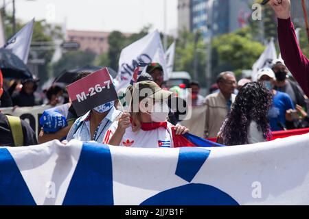 Mexico, CDMX, Mexique. 23rd juillet 2022. Le mouvement mexicain de solidarité avec Cuba, a organisé une marche qui a culminé devant l'ambassade des États-Unis, pour commémorer l'anniversaire du début de la révolution cubaine, qui a eu lieu sur 26 juillet 1953. Les participants ont demandé la fin du blocus économique contre l'île. (Credit image: © Cristian Leyva/ZUMA Press Wire) Banque D'Images